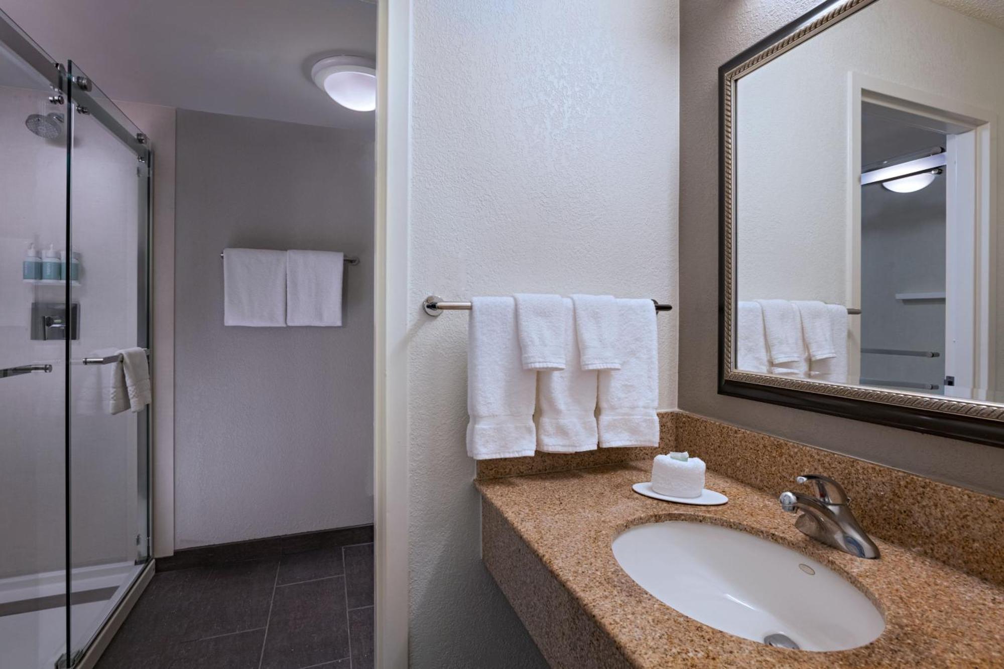 Courtyard By Marriott Dallas Arlington Entertainment District Exteriör bild