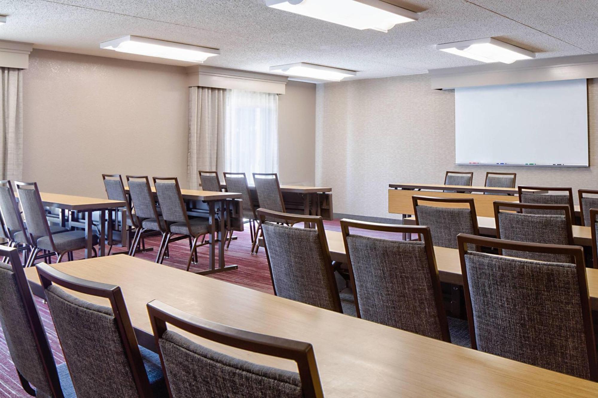 Courtyard By Marriott Dallas Arlington Entertainment District Exteriör bild
